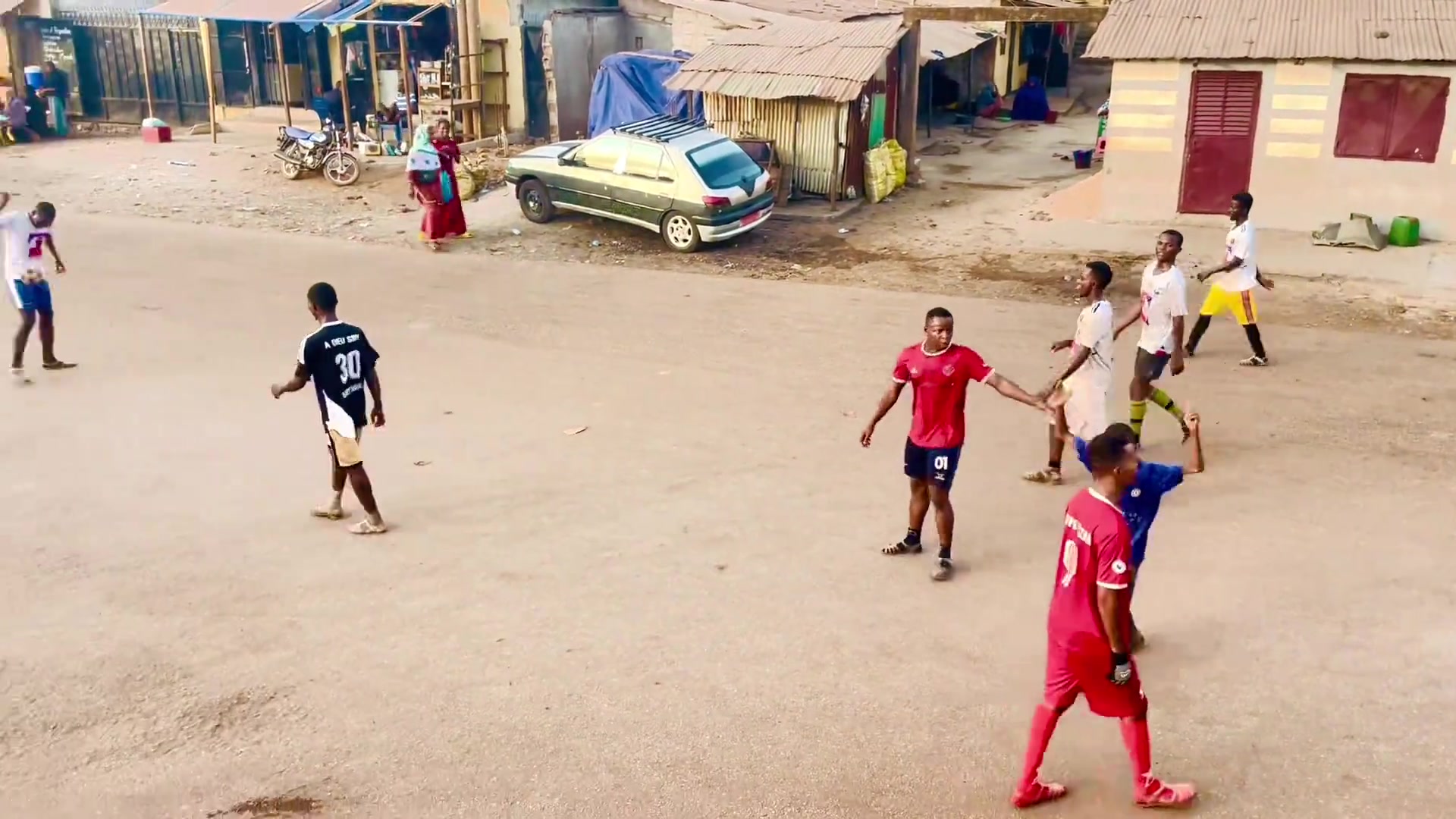 非洲街头足球，全力奔跑，尽情热爱